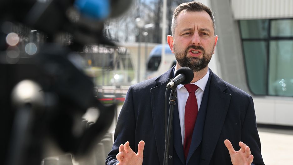 Świdnik, 25.03.2024. Wicepremier, minister obrony narodowej Władysław Kosiniak-Kamysz podczas konferencji prasowej na terenie Portu Lotniczego Lublin w Świdniku, 25 bm. Szef resortu obrony poinformował o planach utworzenia w Świdniku stałej bazy lotnictwa śmigłowcowego. (amb) PAP/Wojtek Jargiło