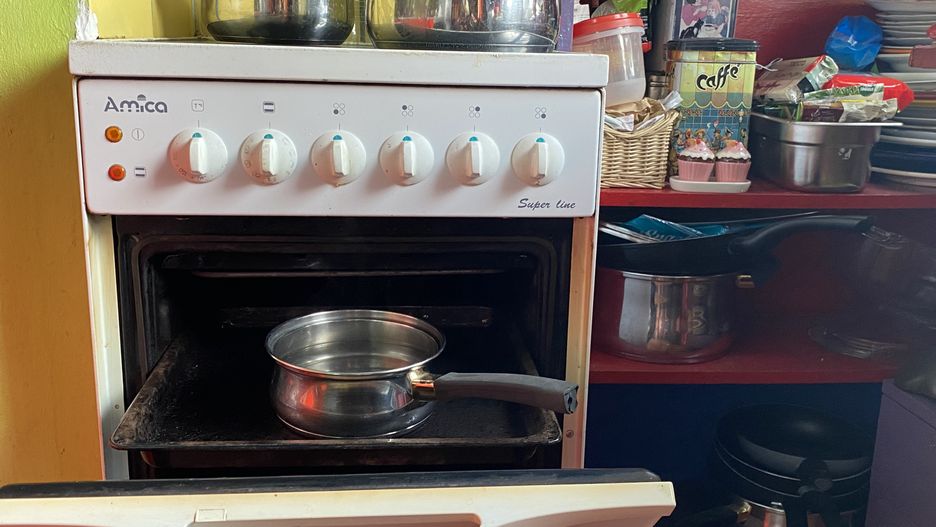 Zapuszczony piekarnik łatwo można doprowadzić do porządku przy pomocy pary wodnej z dodatkiem octu