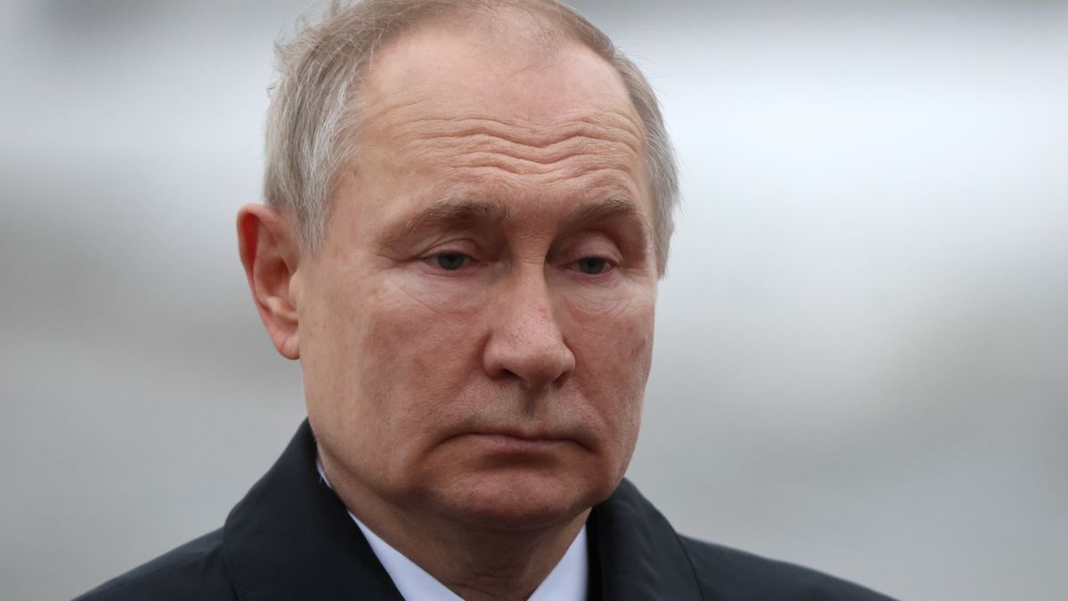 SAINT PETERSBURG, RUSSIA - JANUARY 18: (RUSSIA OUT) Russian President Vladimir Putin attends a wreath laying ceremony marking the anniversary of the Siege of Leningrad (1941-1944) at the Piskaryovskoye memorial cemetery, January,18,2023, in Saint Petersburg Russia. Vladimir Putin arrived to Saint Petersburg for a one-day visit. (Photo by Contributor/Getty Images)