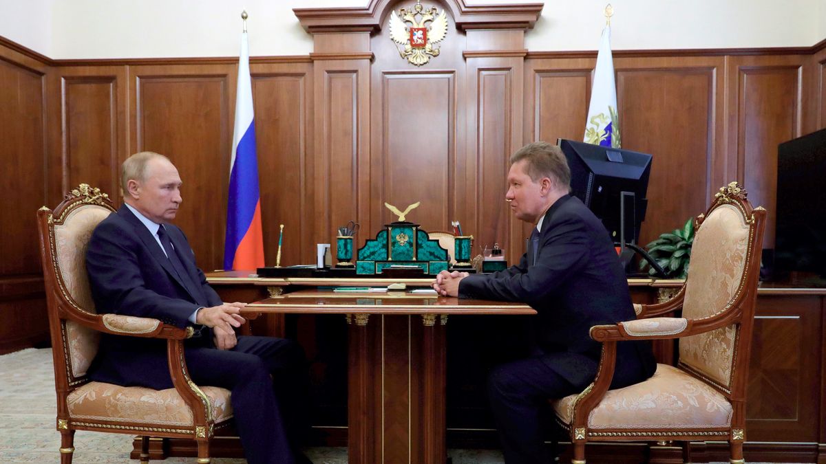 Prezes Gazpromu Aleksiej Miller (z prawej) jest częstym gościem w gabinecie Władimira Putina. Stanowisko piastuj już od 20 lat (Photo by Mikhail Klimentyev\TASS via Getty Images)