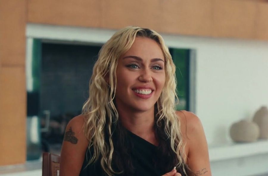 Miley Cyrus w „Muddy Feet”  uderza w byłego męża