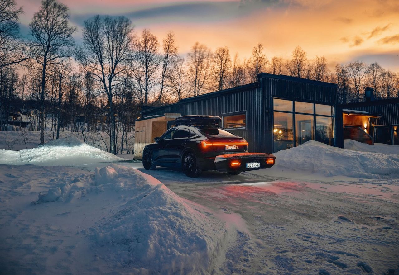 Thule prezentuje nowy boks bagażowy na hak. Arcos XL będzie idealny na zimowe wyjazdy