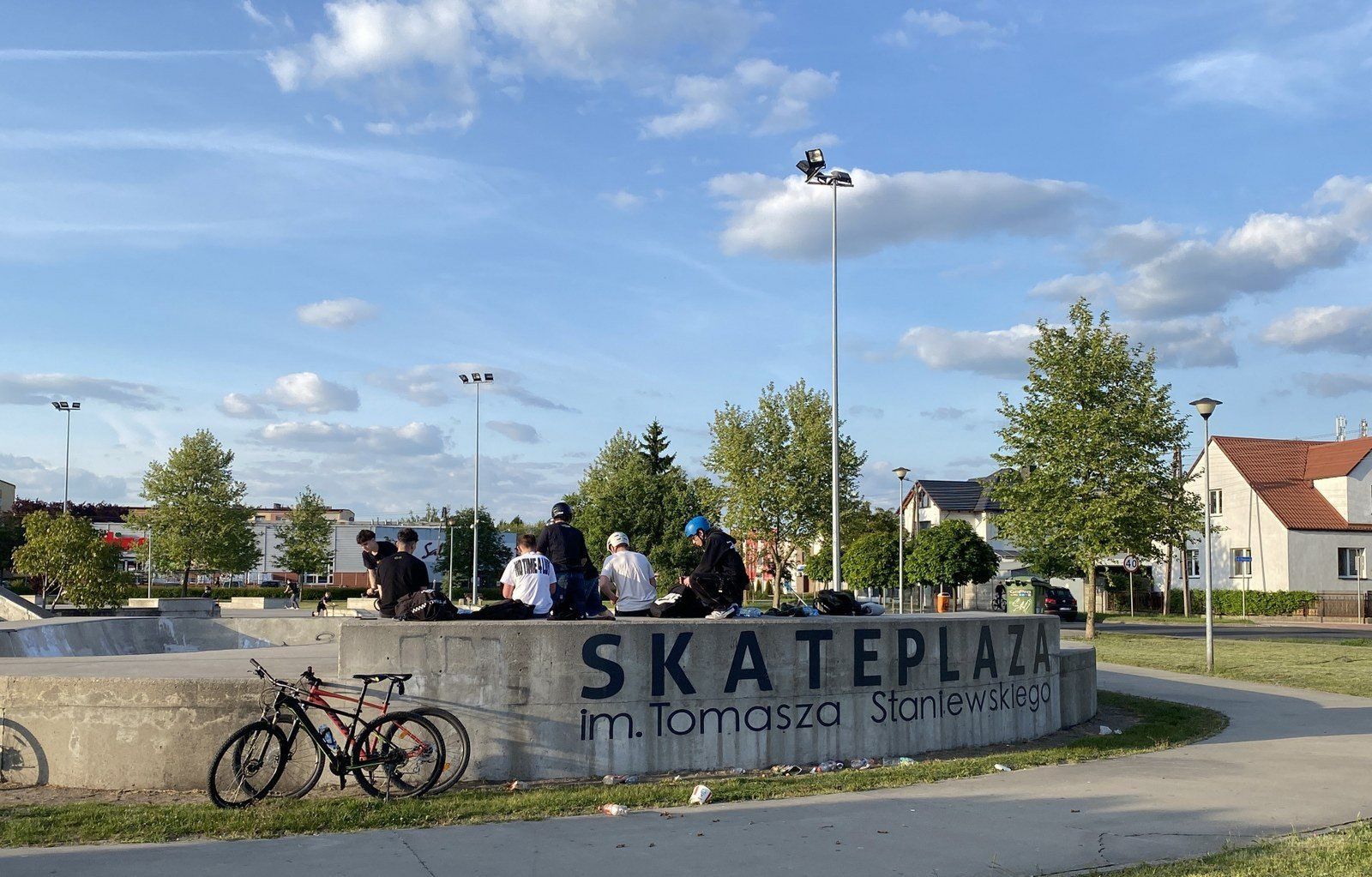 Tuż obok mieści się skateplaza, która aż krzyczy prosząc o remont