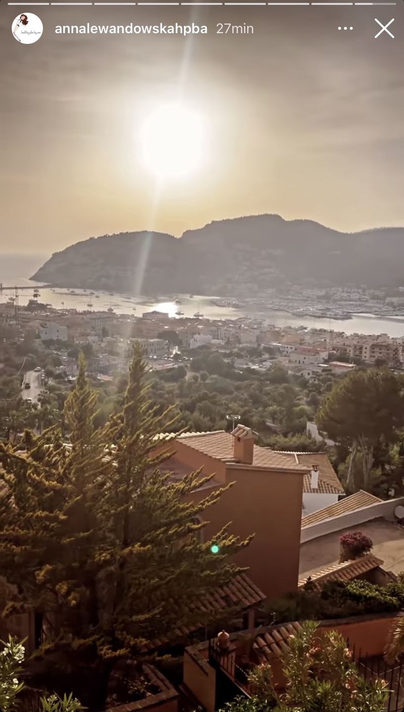 Usportowiona Anna Lewandowska pedałuje na Majorce