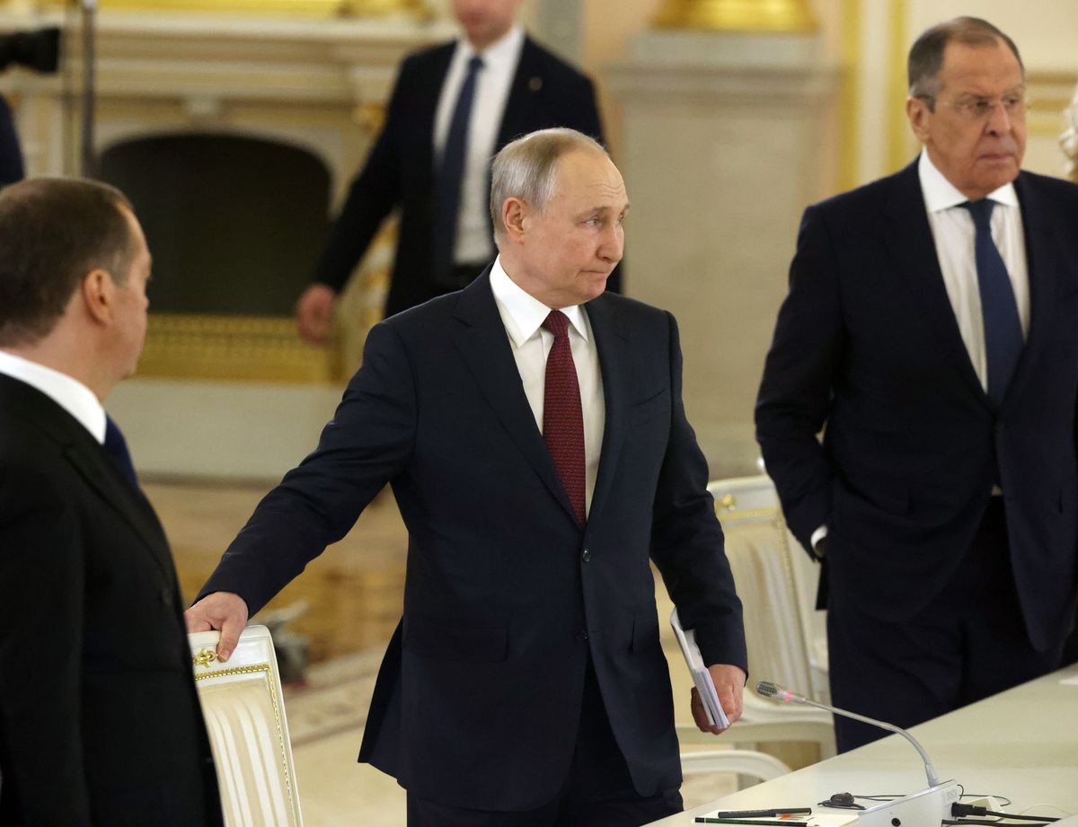 Prezydent Rosji Władimir Putin (na środku) z wiceszefem Rady Bezpieczeństwa Dmitrijem Miedwiediewem (po lewej) i szefem MSZ Siergiejem Ławrowem (po prawej)
