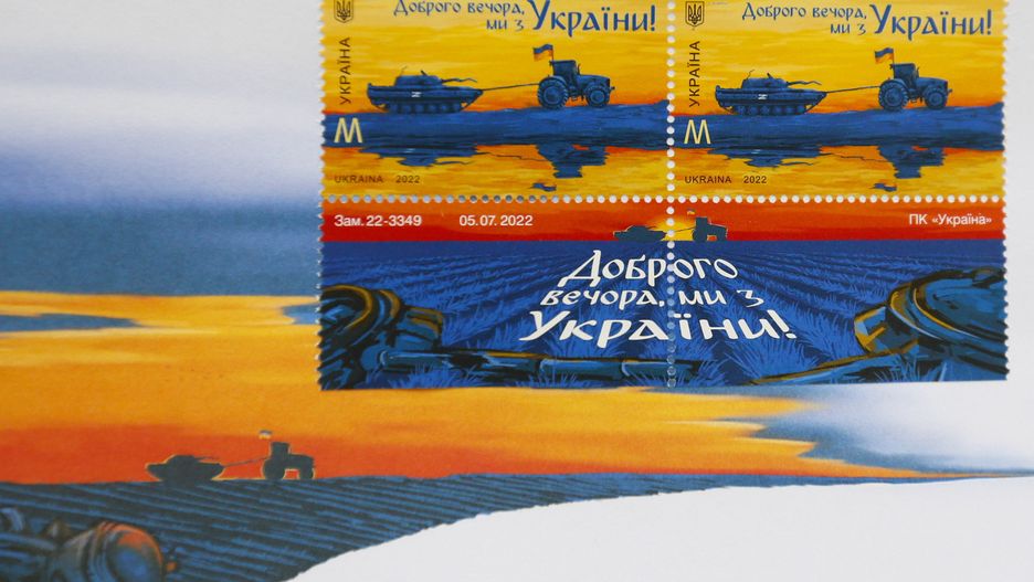 Znaczek jest poświęcony ukraińskim „wojskom traktorowym”. 