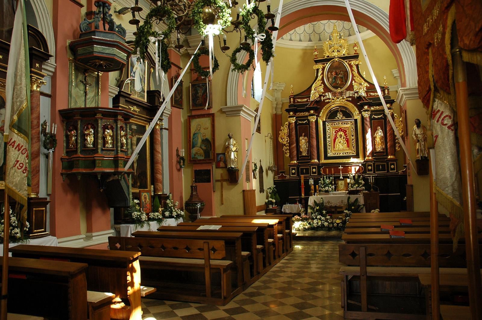 W kościele pw. św. Piotra i Pawła znajdują sie cenne zabytki z XVI w.