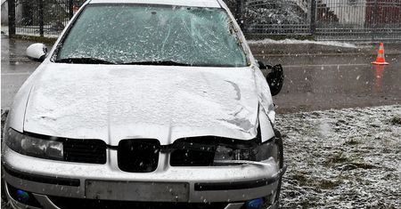 Wjechał seatem w dwa konie. Jeźdźcy trafili do szpitala, jeden z nich był pijany