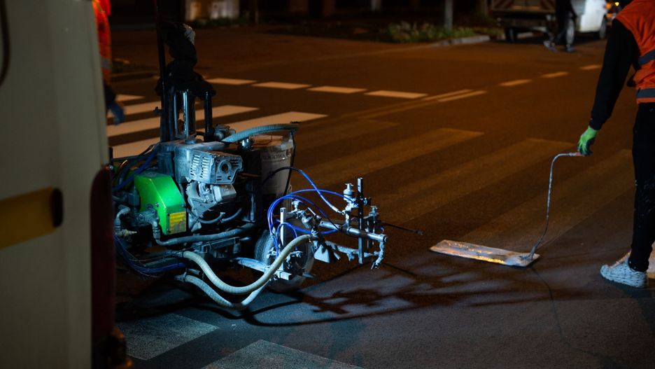 Warszawa. Nocą drogowcy odmalowują oznakowanie na ulicach
