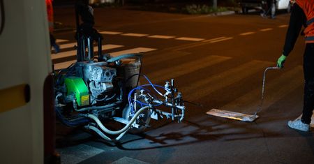Warszawa. Nocą drogowcy odmalowują zebry na ulicach