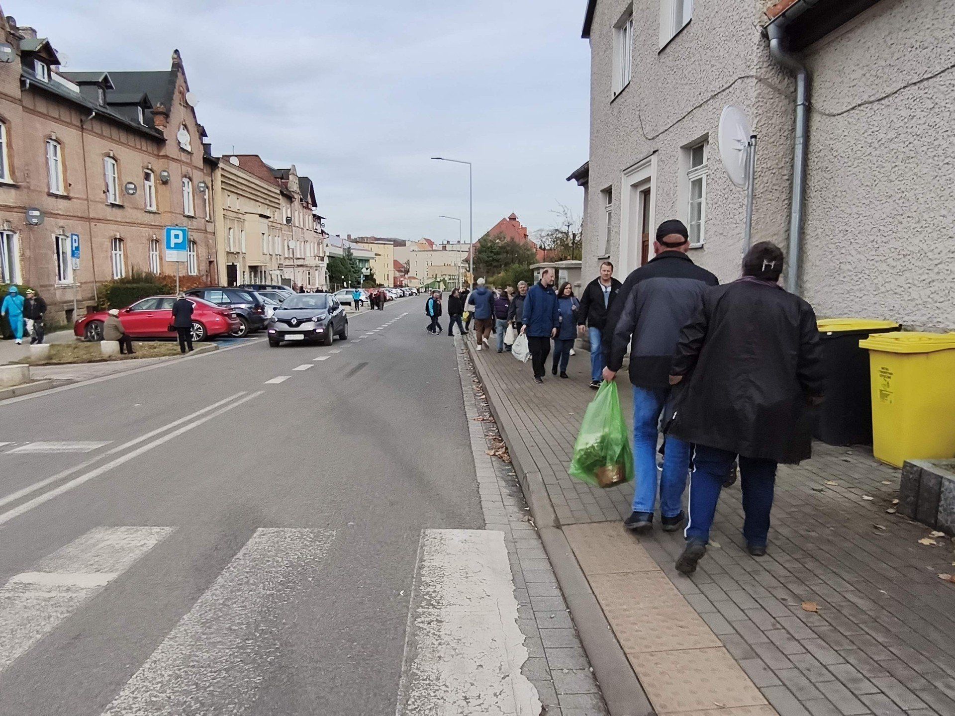 Wszystkich Świętych 2025: Rzeka odwiedzających największą wałbrzyską nekropolię