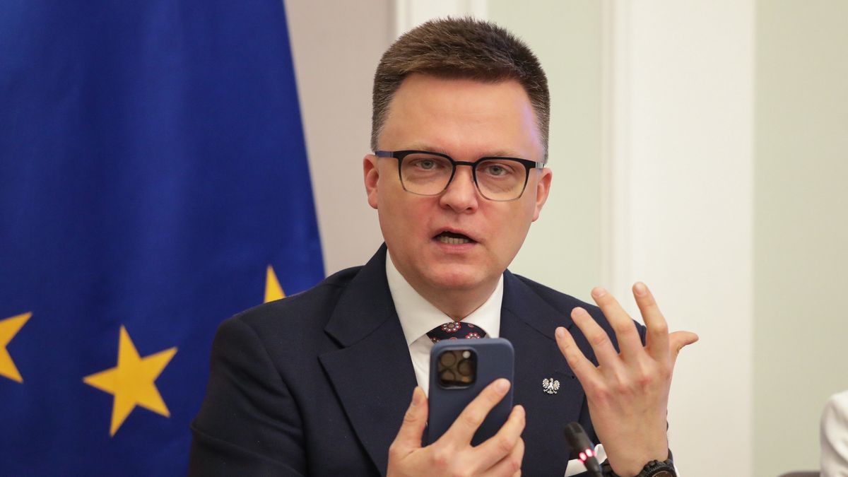 Warszawa, 16.04.2025. Marszałek Sejmu Szymon Hołownia podczas spotkania dot. prac nad ustawą zakazującą używania smartfonów w szkołach podstawowych, 16 bm. w Sejmie w Warszawie. (mr) PAP/Tomasz Gzell