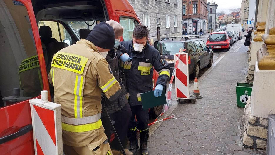 Śląskie. OSP w Tarnowskich Górach pomaga seniorom w dowozie do punktów szczepień na COVID-19.