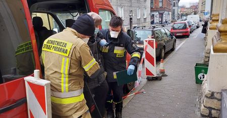 Śląsk. Szczepienia na COVID-19. W Tarnowskich Górach strażacy dowożą seniorów