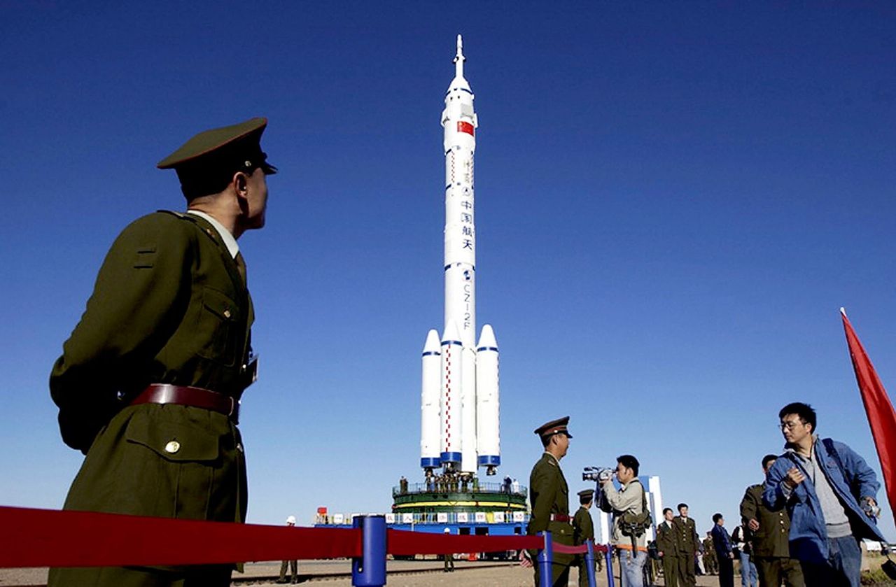 Rakieta nośna Długi Marsz 2F w kosmodromie Jiuquan.