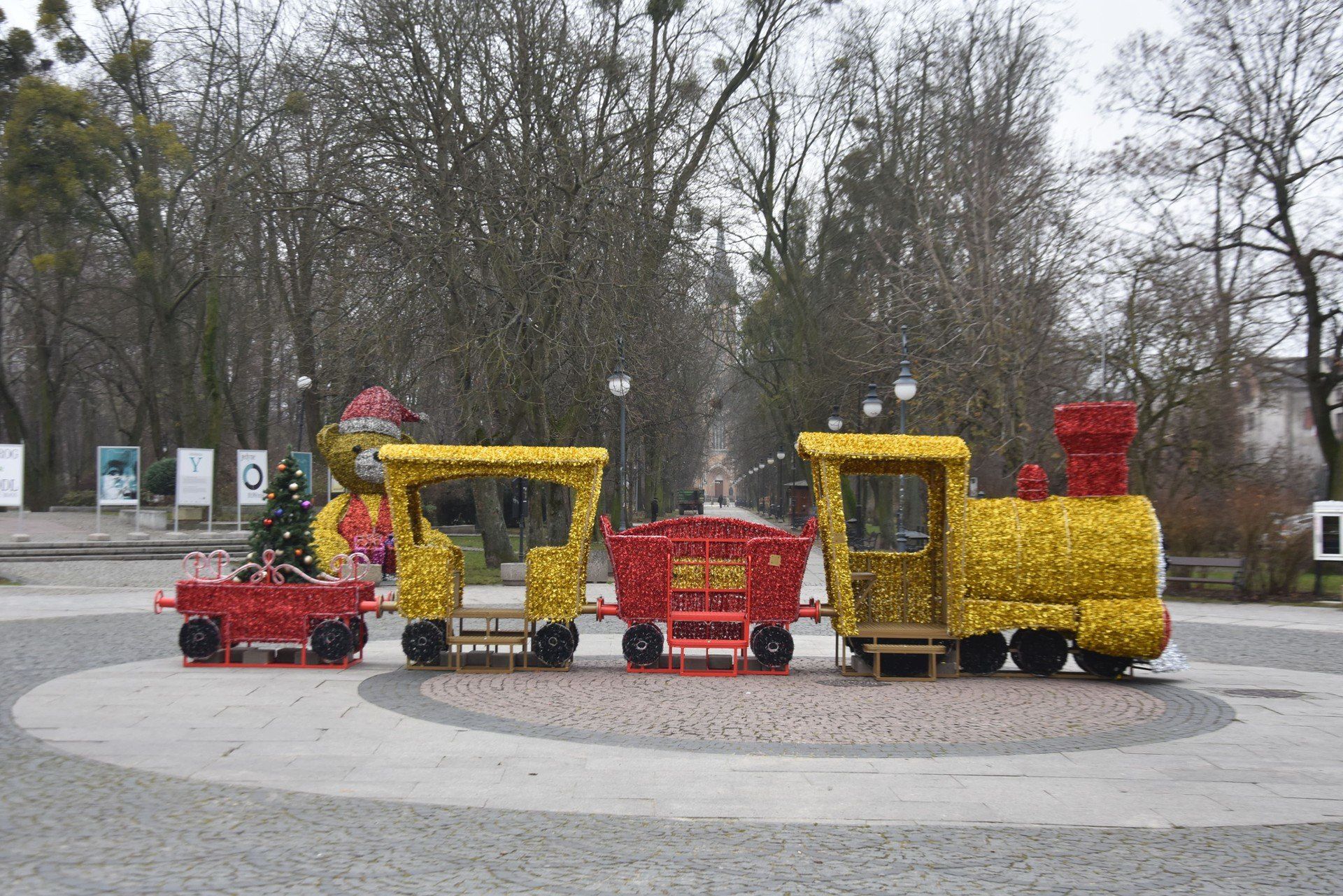 Na placu Corazziego już stoi dobrze znana kareta, gotowa na świąteczne zdjęcia.