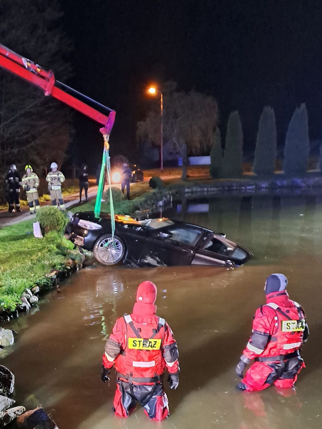 Kierowca BMW wjechał do stawu we wsi Zajezierze na Mazurach.