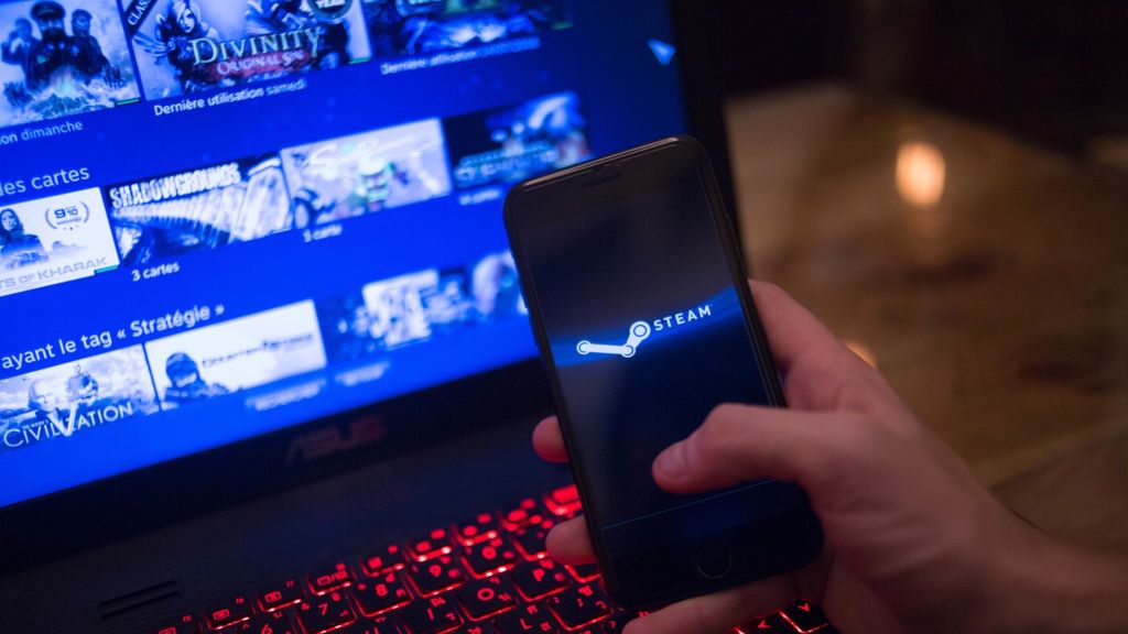 Użtkownik Steama trzyma telefon 