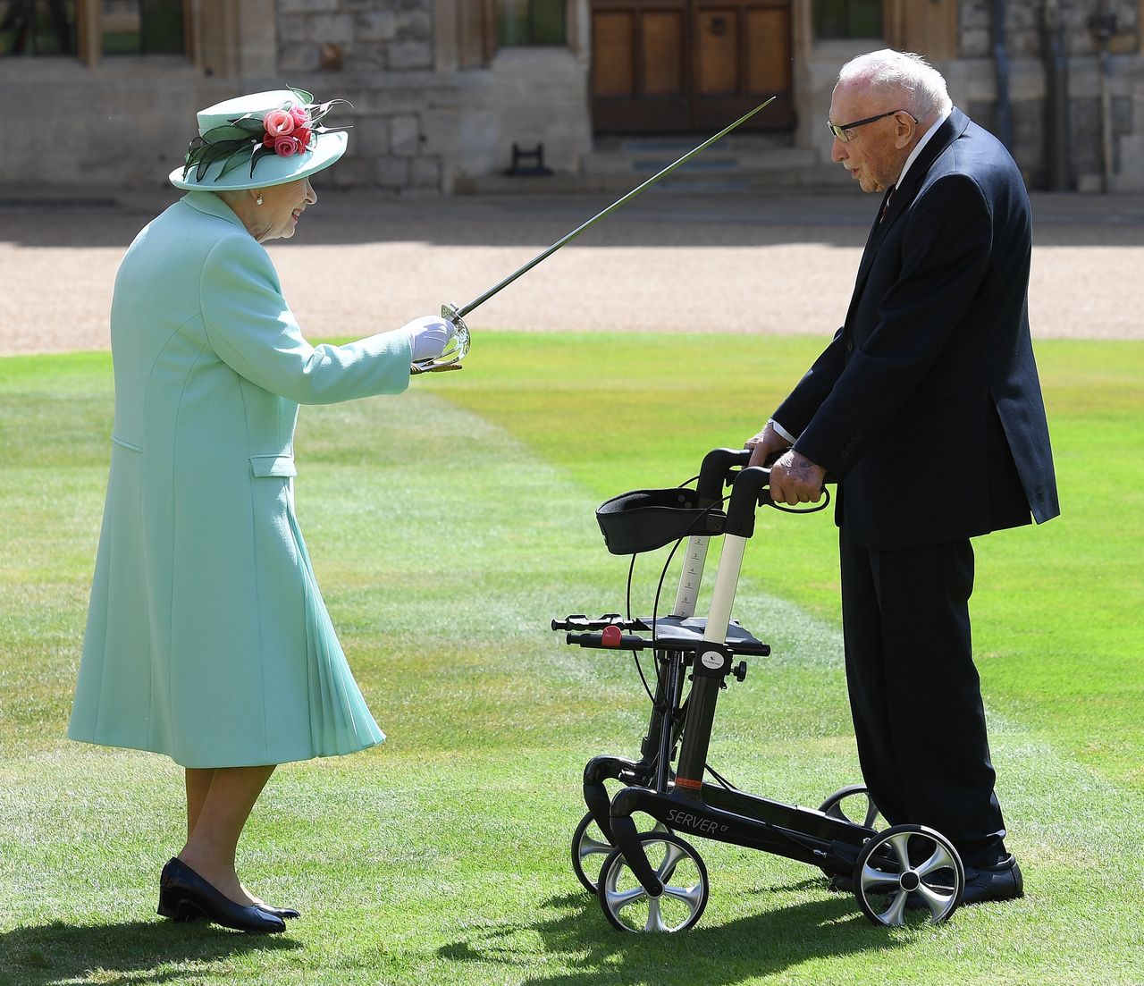Królowa Elżbieta nadała tytuł szlachecki 100-letniemu majorowi, który zebrał 33 mln funtów dla medyków