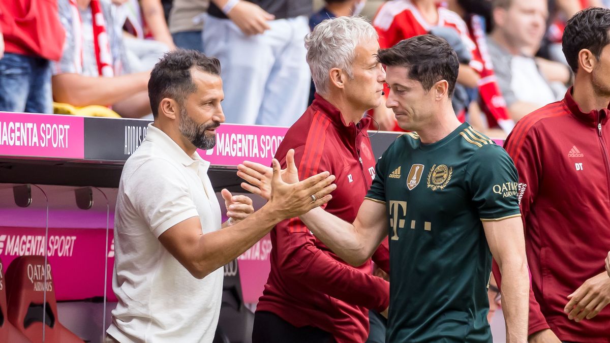 MUNICH, GERMANY - SEPTEMBER 18: (BILD OUT) chief of sport Hasan Salihamidzic of Bayern Muenchen and Robert Lewandowski of Bayern Muenchen look on during the Bundesliga match between FC Bayern Muenchen and VfL Bochum at Allianz Arena on September 18, 2021 in Munich, Germany. (Photo by Roland Krivec/DeFodi Images via Getty Images)