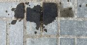 Wetrzyj w brudną kostkę. Plamy z oleju znikną w oczach