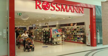 Aż 65 proc. zniżki! Ta promocja w Rossmannie to prawdziwy hit