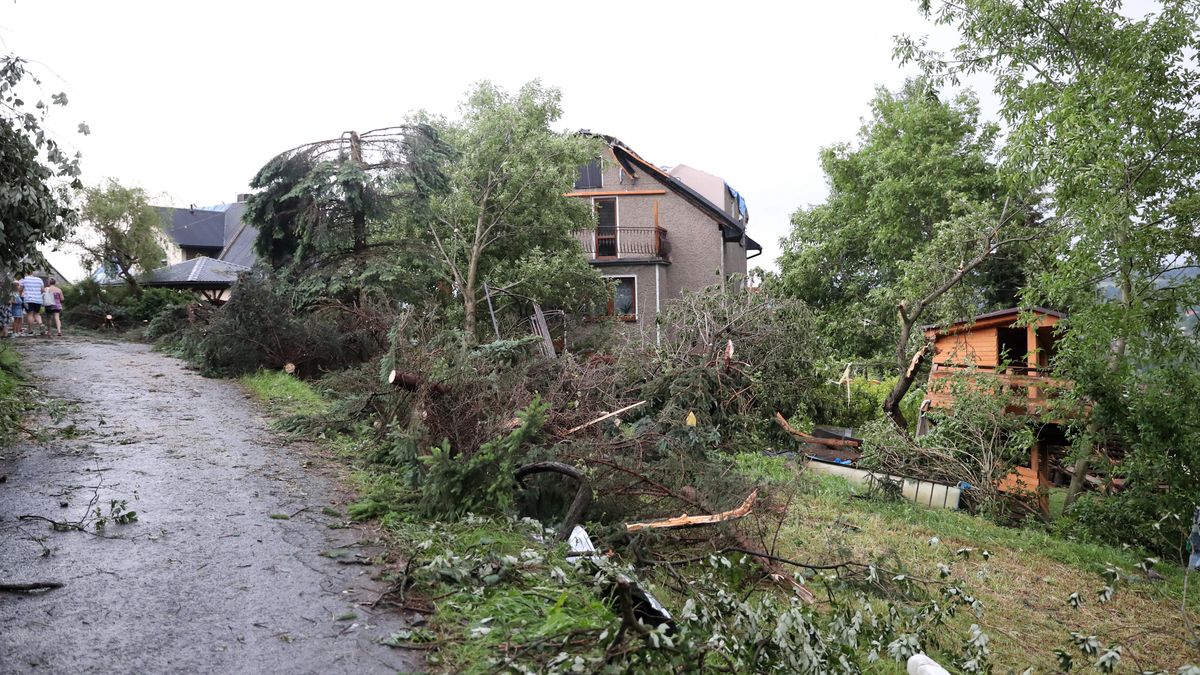 Zniszczenia po burzy w jednej z małopolskich wsi.