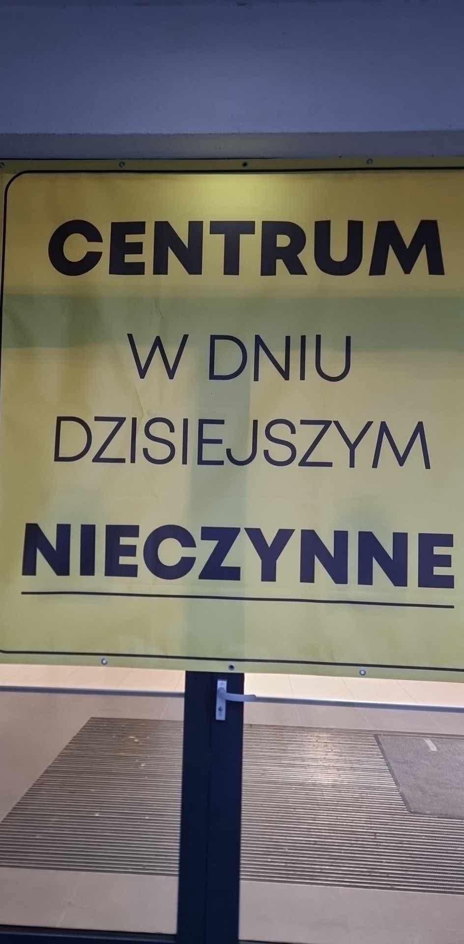 Baner zawieszony przez zarządcę po wybuchu konfliktu z kupcami