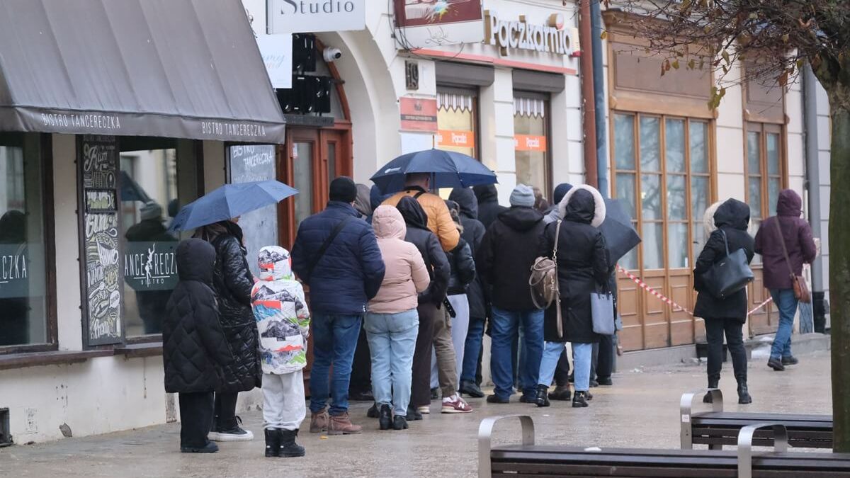 Ludzie stojący w kolejce do pączkarni na deptaku w Lublinie