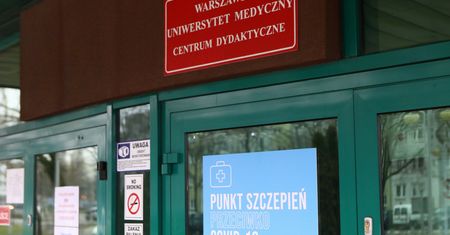 Szczepienia poza kolejką. Co wiemy w tej sprawie?