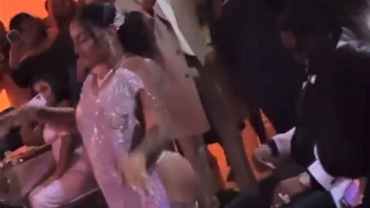 Panna młoda zaskoczyła nie tylko swojego męża, ale wszystkich gości swoim pierwszym tańcem. 