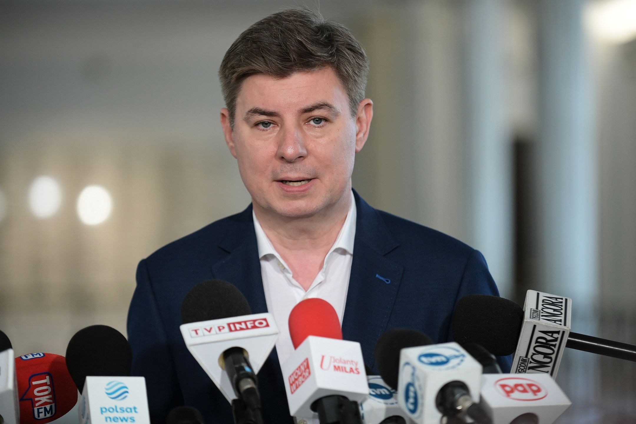 Jan Grabiec
Warszawa, 29.06.2022. Rzecznik prasowy PO Jan Grabiec podczas konferencji prasowej na korytarzu sejmowym w Warszawie, 29 bm. Temat spotkania: "PiS wy��cza niezale�ne telewizje". (amb) PAP/Marcin Obara
Marcin Obara
kadencja, kadencji, KO, konferencja prasowa, polityk polityka, briefing, dla medi�w, niezale�ne, niezale�nych, prasowy, telewizje, telewizji, wy��czanie, wy��czenie, media, mikrofon, mikrofony