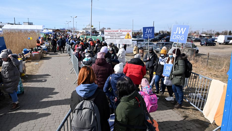 Na zdjęciu: uchodźcy z Ukrainy na polsko-ukraińskim przejściu granicznym w Medyce 