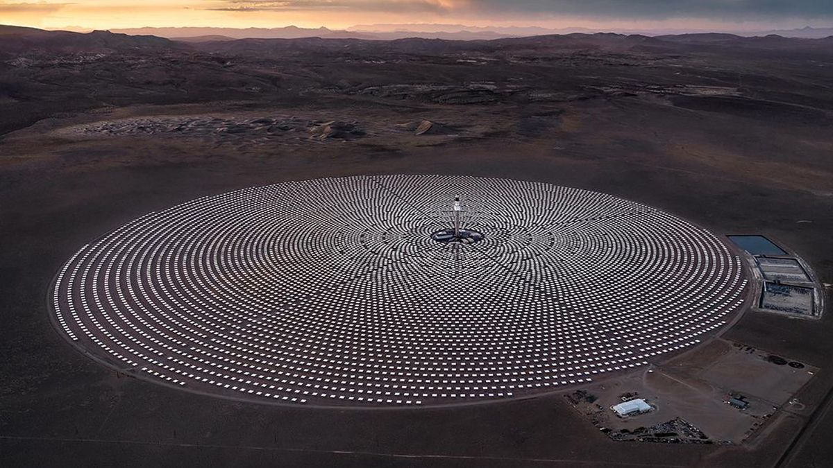 Zdjęcie dnia: Elektrownia słoneczna wygląda jak twór kosmitów 1