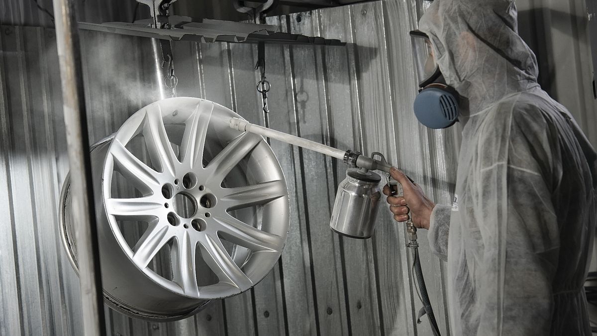 Malowanie felg wymaga odpowiedniego przygotowania. Zwykle zaleca się piaskowanie.