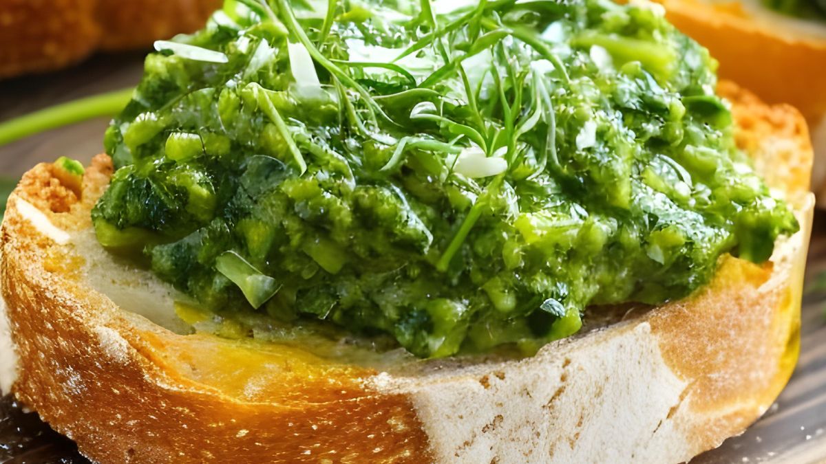 Pasta kanapkowa z czosnkiem niedźwiedzim pasuje na śniadanie