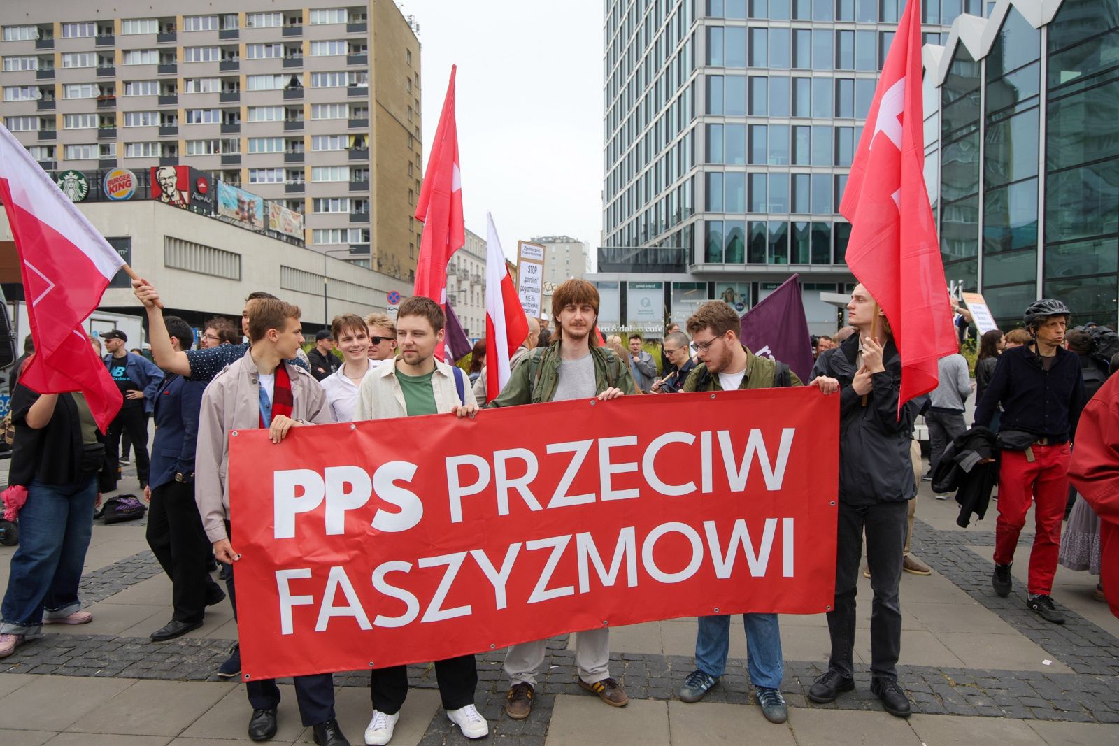 Uczestnicy kontrmanifestacji "Stop Faszyzmowi".
