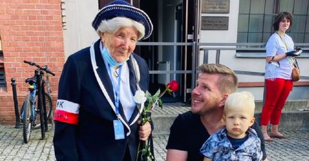 Warszawa. Filip Chajzer prosi o piątaka. Zbiórka dla Powstańców Warszawskich