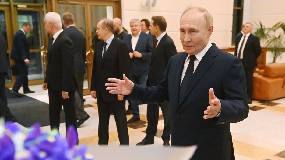 Russian President Vladimir Putin meets Russian citizens released after the Russian-US prisoner swap in Turkiye at Vnukovo International Airport in Moscow, Russia, 01 August 2024. On August 01, Ankara hosted the Russian-US exchange of 26 individuals held in prisons in the United States, Germany, Poland, Slovenia, Norway, Russia, and Belarus. Ten of the prisoners exchanged, including two minors, went to Russia, 13 to Germany, and three to the US. Those returned to Russia include Artem and Anna Dultsev with their children, Vadim Krasikov, Pavel Rubtsov, Mikhail Mikushin, Roman Seleznev, Vladislav Klyushin, and Vadim Konoshchenok. EPA/MIKHAIL VOSKRESENSKIY/SPUTNIK/KREMLIN POOL MANDATORY CREDIT Dostawca: PAP/EPA.