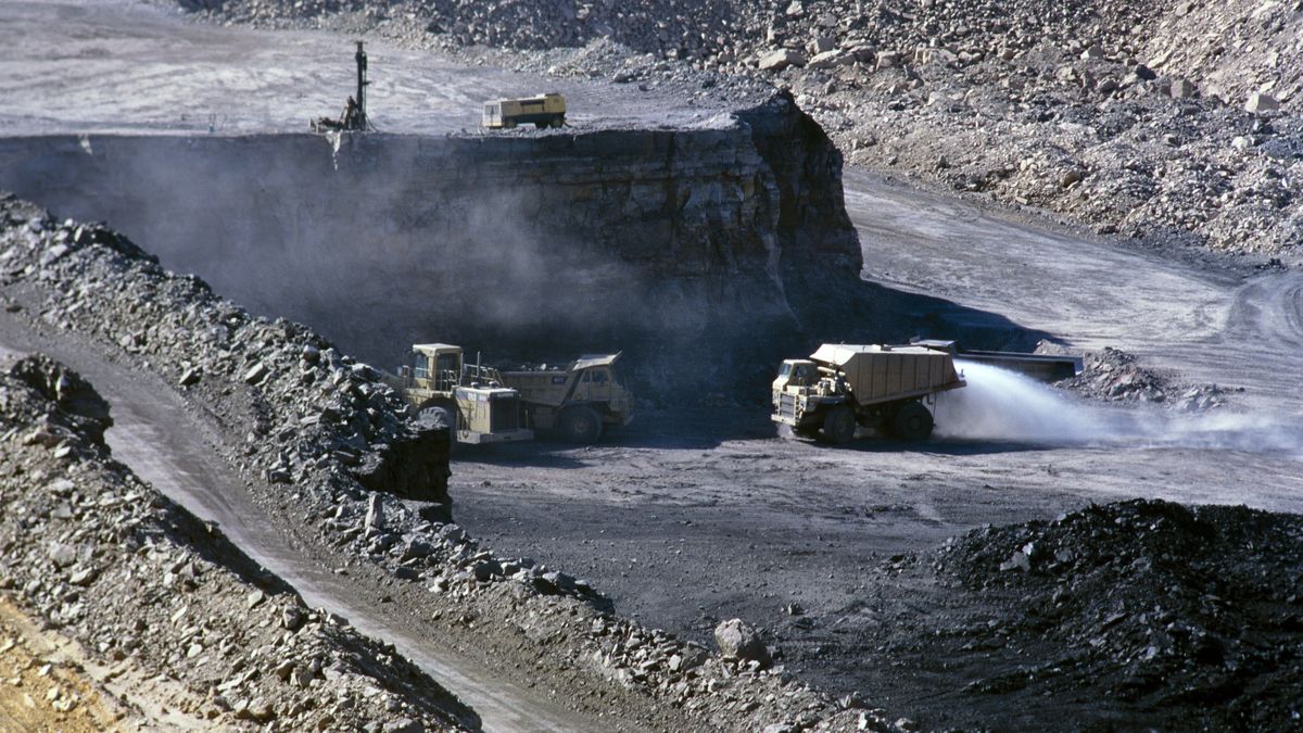 Na zdjęciu odkrywkowa kopalnia uranu w regionie Arlit w latach 90. 