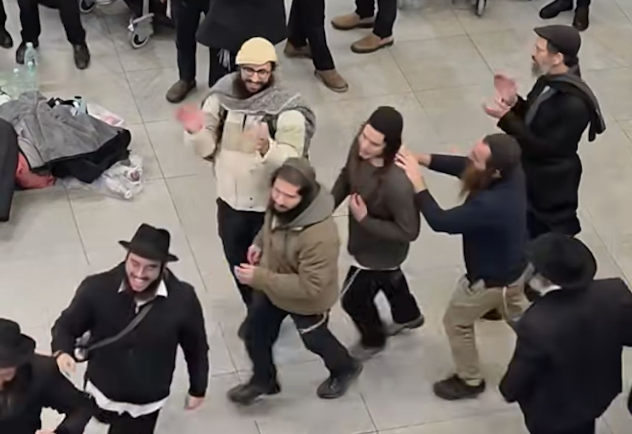 Pokazał nagranie z lotniska. "Takie cuda tylko w Warszawie"