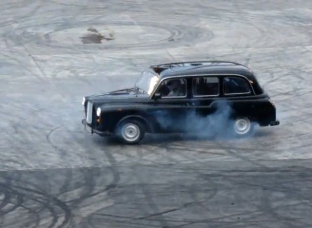 Londyńska taksówka na bazie Evo IX na Top Gear Festival [wideo]