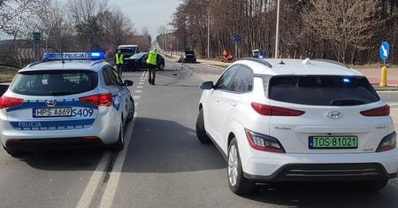 Zderzenie trzech pojazdów w Ostrowcu Świętokrzyskim. Dwie osoby trafiły do szpitala