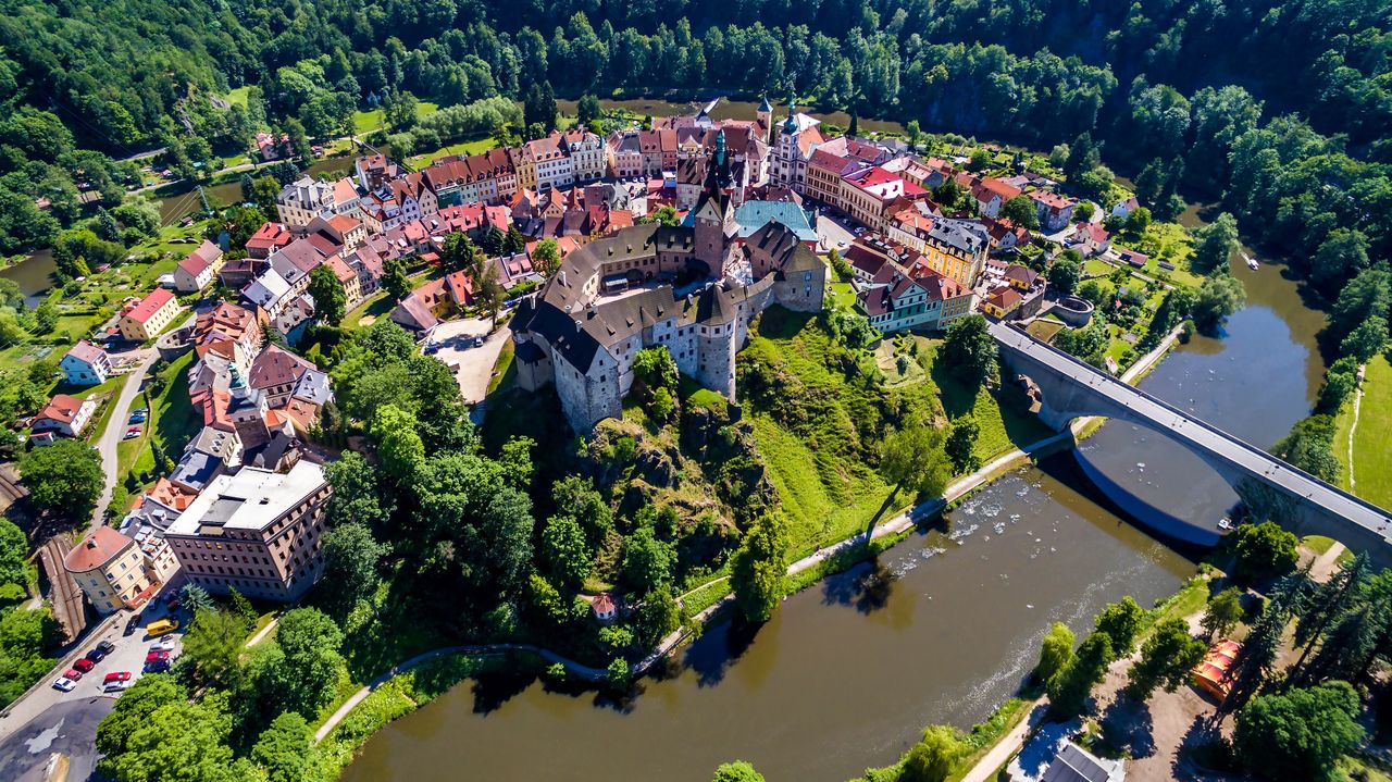 Czechy zachwycają małymi magicznymi miasteczkami - na zdjęciu Loket