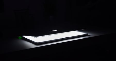 Spyware śledziło swoje ofiary ponad dekadę – twórca FruitFly trafił przed sąd