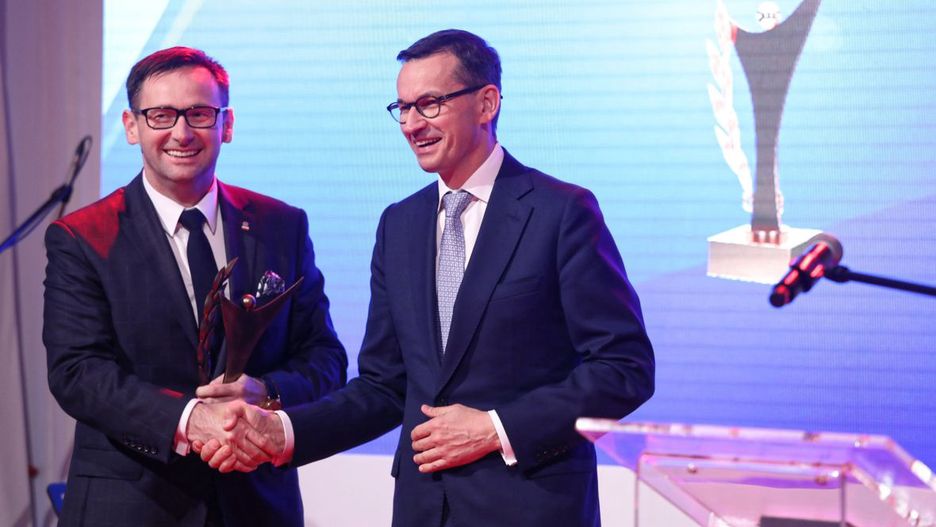 Prezes PKN Orlen Daniel Obajtek (z lewej) i premier Mateusz Morawiecki podczas uroczystej gali V edycji Nagrody Złoty Laur Super Biznesu.