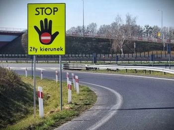 Chwile grozy na drodze: 73-latek traktorem pod prąd na ekspresówce
