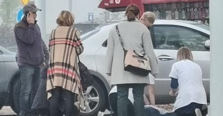 Strażak i dwie farmaceutki ruszyli na pomoc mężczyźnie, który zasłabł na chodniku. Zmarł w szpitalu