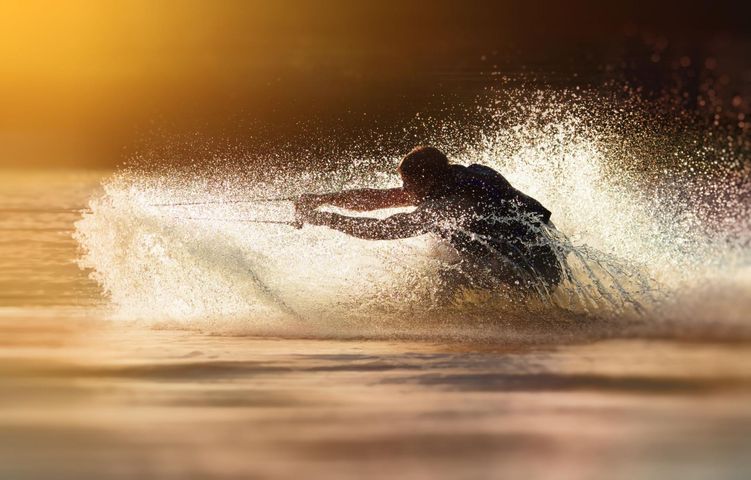 Wakeboard to coraz popularniejszy sport wodny, będący połączeniem nart wodnych, snowboardingu i surfingu.