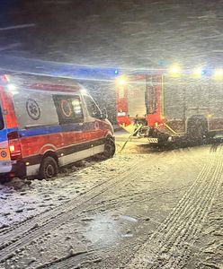 Karetki utknęły na zasypanych drogach. W środku ludzie w stanie zagrożenia życia